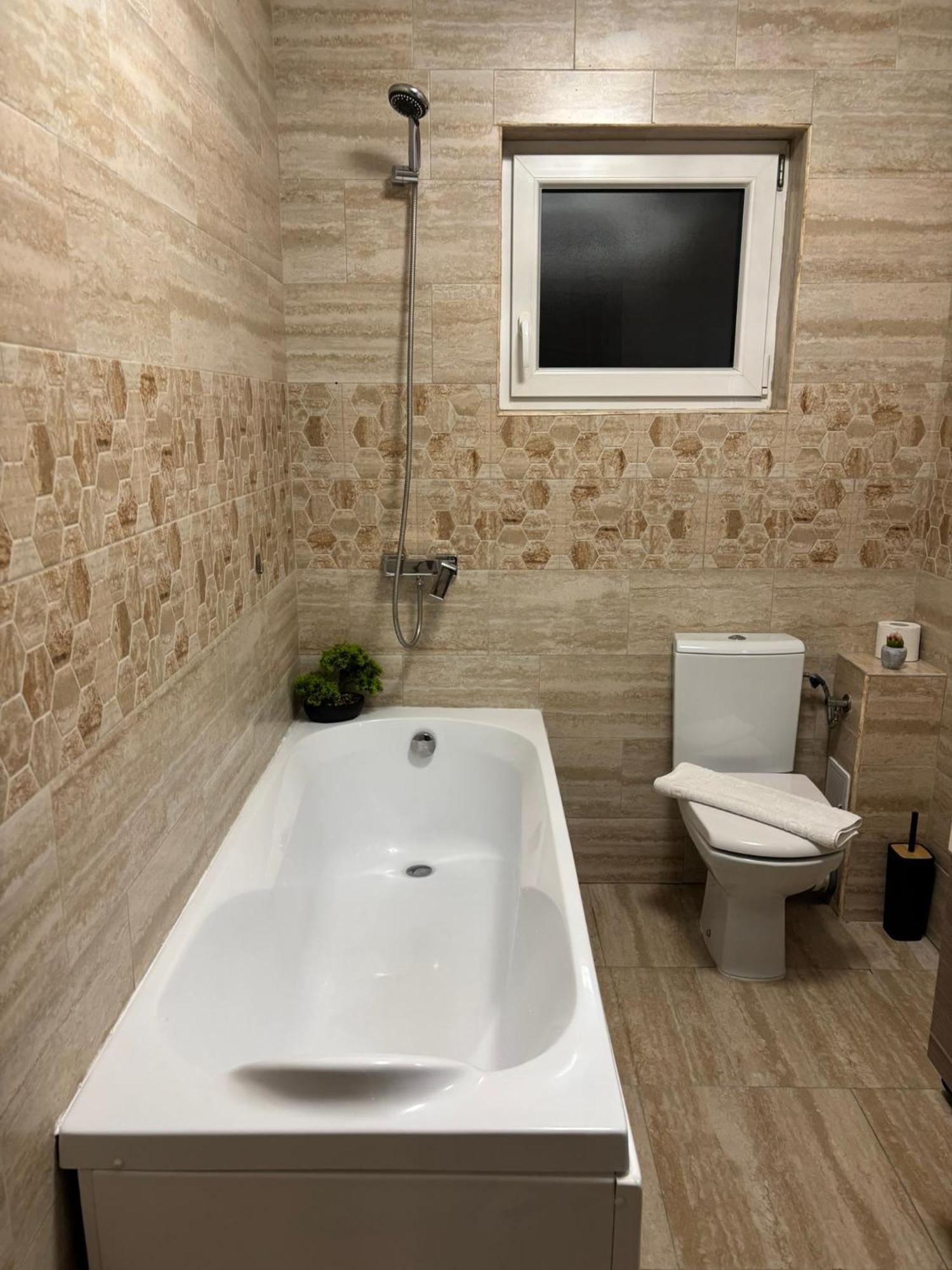 Dream - Large Apartament With Freeparking In A Quietarea Just 10 Minutes Away From City Center Bistrita (Bistrita-Nasaud) Exterior photo